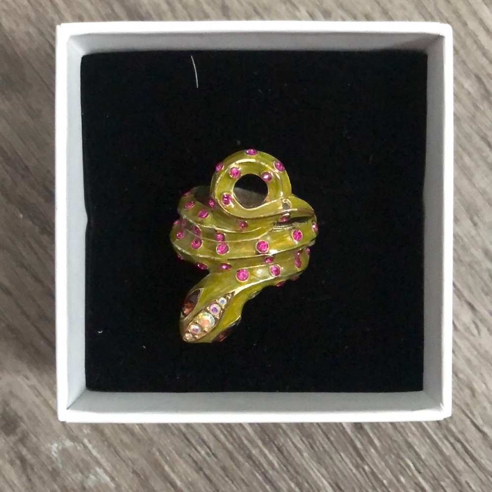 Betsy Johnson | Crystal thumb ring
